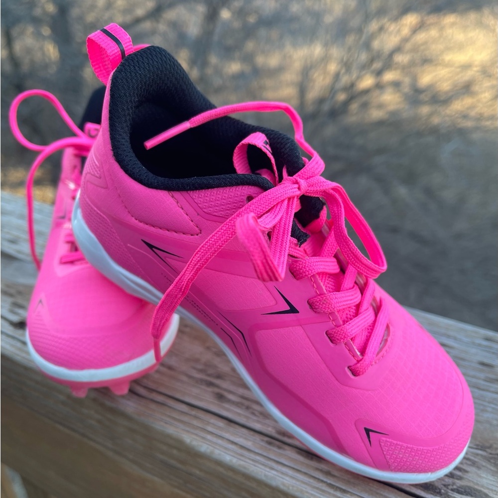 DSG Vibrant Pink Kids Lightweight Speed Viper Performance Shoes - like new!